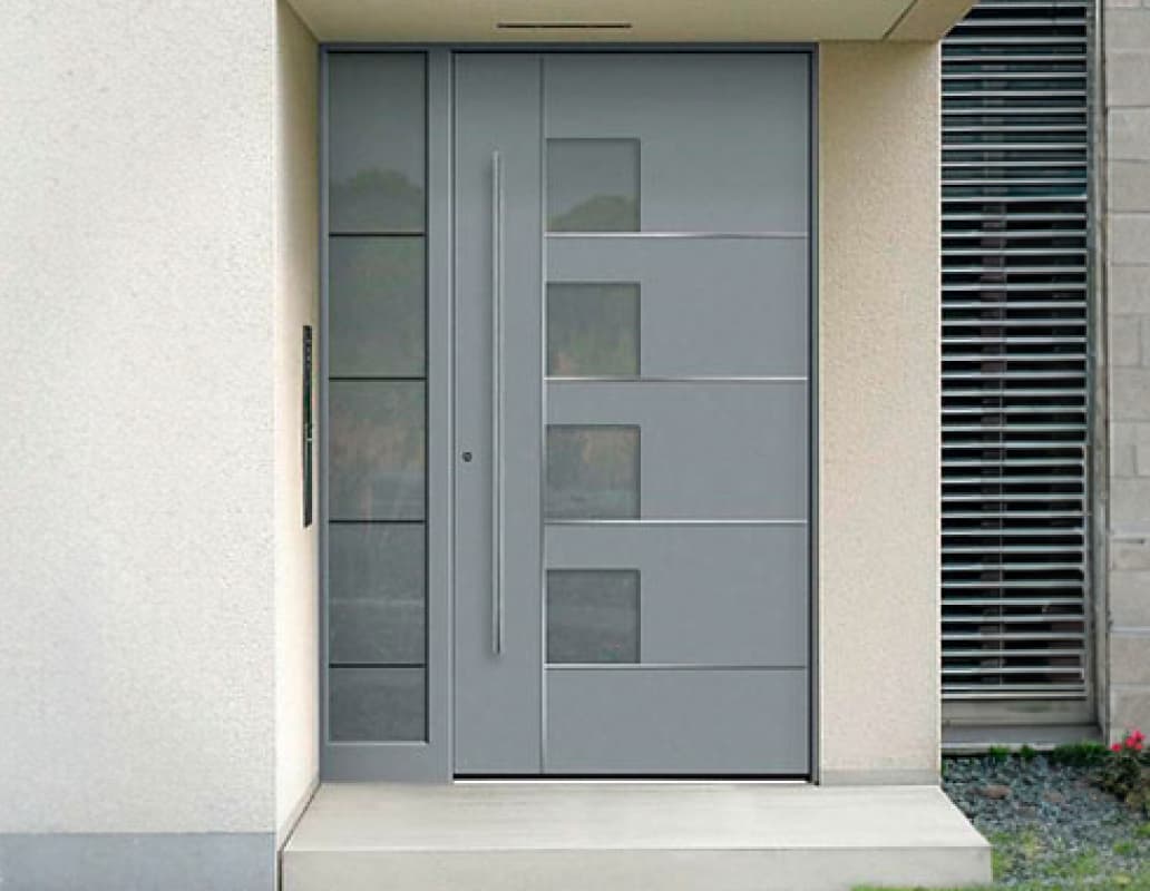 Moderne Eingangstür mit Glaselementen, die Licht hereinlässt und einen einladenden Eindruck vermittelt.